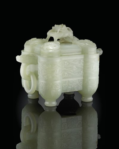 古風な器と覆い、乾隆帝時代（1736-95）（青磁翡翠）（619015も参照） 作： School Chinese