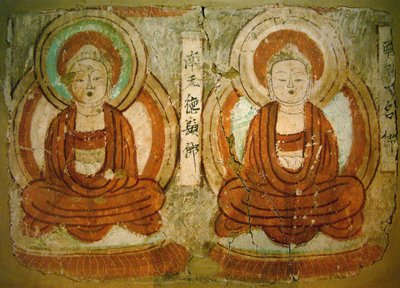 新疆ウイグル自治区ベゼクリクの「千仏洞」の壁画の断片に描かれた9世紀から高昌国の時代に描かれた仏像。写真撮影、韓国・ソウル国立博物館、2006年 作： School Chinese