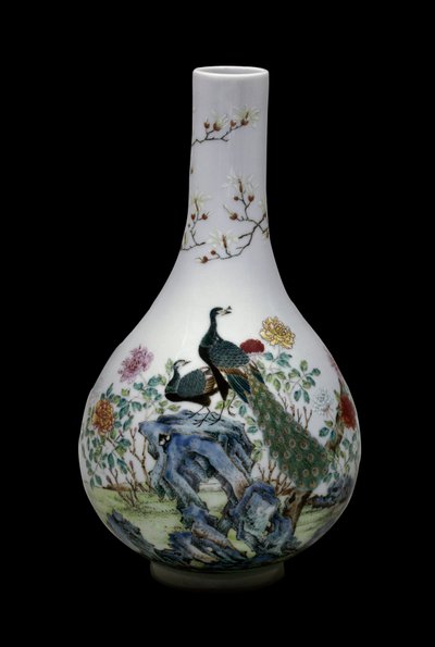 中国美術：鳥（孔雀を含む）と花で装飾されたピンク色の家族の陶磁器の花瓶。乾隆時代（1736-1795）。パリ、ギメ美術館、国立アジア美術博物館 作： School Chinese