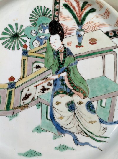 中国美術：ベンチに座っている女性のリワーズ。18世紀の磁器に描かれた絵画。パリ、ギメ美術館、国立アジア美術館 作： School Chinese