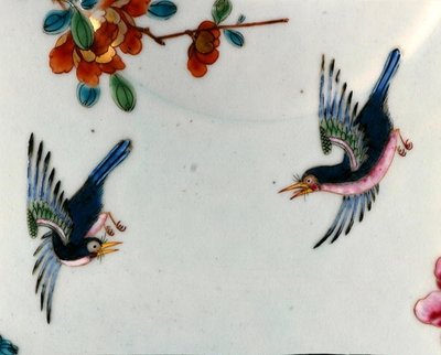 ローズ・ファミーユ・カバー・ボウルの飛翔する2羽の鳥のディテール 乾隆時代（1736-95）c.1745（磁器 作： School Chinese