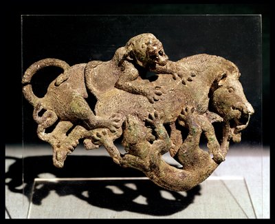 2頭の虎と格闘するイノシシを描いた装飾額 前漢時代前2～前1世紀 雲南省シーチャイシャン第3墓出土（銅製 作： School Chinese