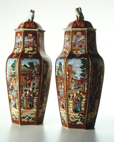 中国乾隆時代(1736-95)六角花瓶と蓋のペア（磁器） 作： School Chinese