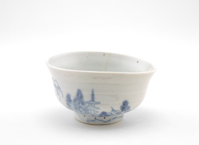 山水文茶碗 17世紀前半 半透明の釉薬の下にコバルト顔料を使った磁器 作： School Chinese