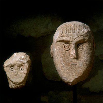 ダウニアで発見された葬祭碑の円錐頭 作： School Daunian