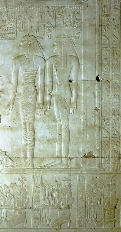 アビドス：オシリスのためのセティ（セティ）1世の神殿。ファラオを従える女神たち。 作： School Egyptian