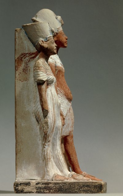 古代エジプトのアート。アケナトン王とネフェルティティ王妃。紀元前1360年頃に作られた石灰岩の彩色彫刻 パリ、ルーヴル美術館 作： School Egyptian
