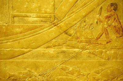 古代エジプト、壁面彫刻／絵画、サッカラ、イドゥートのマスタバ／墓、紀元前2323～2150年、魚をさばき、四又の槍を持つ漁師（写真） 作： School Egyptian