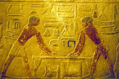 古代エジプト、壁面彫刻／絵画、ティのマスタバ／墓、第5王朝、サッカラ、木を磨く職人（写真） 作： School Egyptian