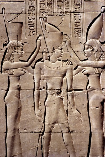 古代エジプト、壁絵／彫刻、イシスとネフティスから二重の冠を受ける王、ホルス神殿、エドフ（写真） 作： School Egyptian