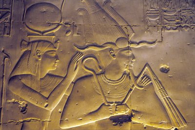 古代エジプト、壁絵／彫刻、座った夫オシリスを抱く女神イシス、セティ1世神殿、アビドス 作： School Egyptian