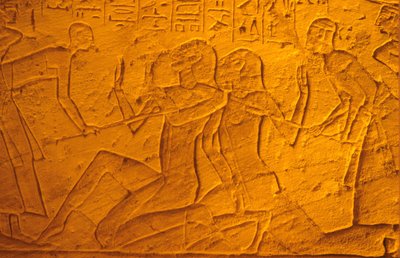 古代エジプト、壁画／彫刻、棒で殴られるヒッタイトの囚人、ラメセス2世とネフェルタリの神殿、アブ・シンベ（写真） 作： School Egyptian