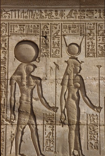 古代エジプト、壁画／彫刻、ファラオから供物を受け取るホルスとイシス、デンデラ、ハトホル神殿（写真） 作： School Egyptian