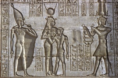 古代エジプト、壁絵／彫刻、イシスが幼いファラオに乳を飲ませ、その間にファラオが供物を捧げる、ハトホル神殿、デンデラ（写真） 作： School Egyptian