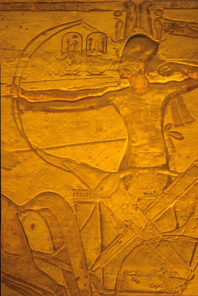 古代エジプト、壁画／彫刻、カデシュの戦いで戦車に乗るラメセス2世、アブシンベル、ラメセス2世とネフェルタリの神殿 作： School Egyptian