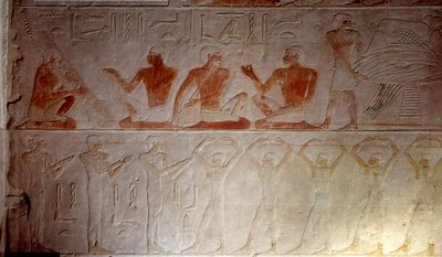 古代エジプト：紀元前2300年頃、アケテプのマスタバ礼拝堂にあった音楽家を表す石灰岩のレリーフ。第5王朝。旧帝国。サッカラ（Sakkara）から。パリ、ルーブル美術館 作： School Egyptian