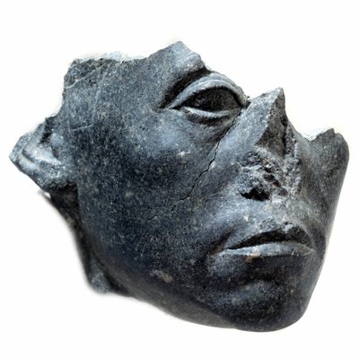 古代エジプト美術：セソストリス王3世の頭部。像の断片。黒花崗岩製の彫刻、紀元前1900年頃（第12王朝、1963-1786年頃）。パリ、ルーヴル美術館（Musee Du Louvre 作： School Egyptian