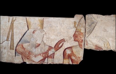 古代エジプトのアート。ラムセス2世は、ホルス、アモン、ハトホルという神々に紹介され、命と王家の紋章を与えられる。ラムセス2世の神殿（アビドス）の石灰岩製低層レリーフ 紀元前1250年頃。第19王朝。新帝国。パリ、ルーヴル美術館（Musee Du Louvre 作： School Egyptian