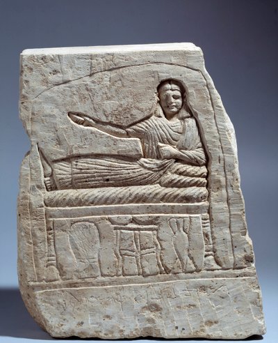 古代エジプト美術：アルテミス様の名を冠した石灰岩の埋葬用ステイル。晩餐会付き）エジプト、コム・アブ・ビロウ（Abu Billou）より。高さ24cm。低期（紀元3世紀）。パリ、ルーヴル美術館（Musee Du Louvre 作： School Egyptian