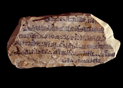 古代エジプトの芸術：オストラコン（またはオストラコン）（複数形：オストラカまたはオストラカ）ヒエラティック（神聖なことが書かれた陶器の破片）。エジプトの新帝国。パリ、ルーヴル美術館（Musee Du Louvre 作： School Egyptian