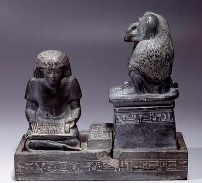 エジプトの古代遺跡。書記のネブマートゥフと、経典の神で書記の守護神である猿のトート。シェールの彫刻。アメノフィス3世の時代（1391〜1353年 作： School Egyptian