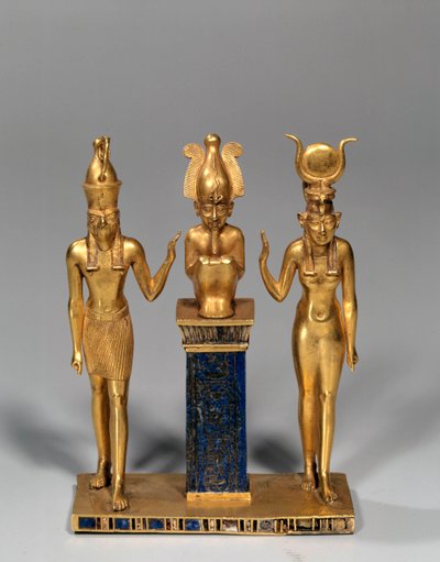 エジプトのアンティーク。オソルコンの名を冠したオシリアン・トライアド（オシリスをイシスとホルスが取り囲む。金のペンダントとラピスラズリ（瑠璃）。第22王朝、低位期。パリ、ルーヴル美術館 作： School Egyptian
