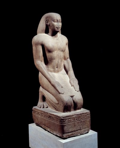 エジプトのアンティーク。"神官長ナクトホルヘブの像」 590年頃の石英石の彫刻。第26王朝、プサムの政権（前595年〜前529年）パリ.ルーヴル美術館 作： School Egyptian