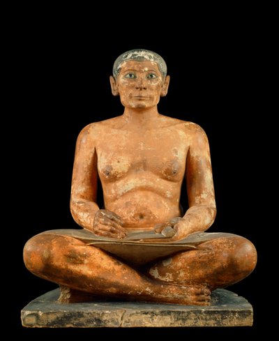 エジプトのアンティーク。"The scribe squatting" 石灰岩、アルバスター、ロッククリスタルで作られた彫像。サッカラ（Saqqara）（紀元前2620～2350年頃）から出土したもの。第4王朝または第5王朝）の太陽。0,537m, Musee du Louvre, Paris - エジプト古代美術: "しゃがんだ書記の像" 作： School Egyptian