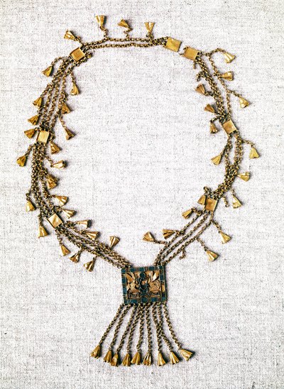 エジプトのアンティーク：ファラオ・ピネドジェムの金のネックレス。第21王朝（1069-945年頃）。パリ、ルーヴル美術館 作： School Egyptian