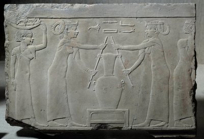 エジプトの古代遺跡：紀元前500～400年頃（サイテ時代？）、女性がユリの花を押してエキスを抽出する「リリノン抽出」を表現した石灰岩の低層レリーフ。ローエポック。日 0,29x0,37 m パリ、ルーヴル美術館 作： School Egyptian