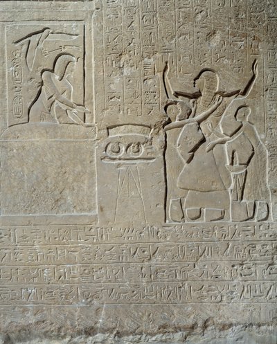 エジプトの古代遺物：ホルミンの石灰岩製レリーフ：セティ1世は、王のハレムの長であるホルミンに勇気の報酬として首輪を配った。第19王朝（紀元前1295-1186年）。パリ・ルーヴル美術館 作： School Egyptian
