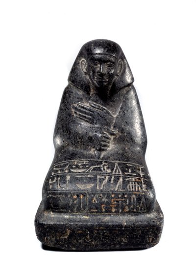 エジプトのアンティーク：高官センポウを表す斑岩の彫刻。中世帝国（紀元前2033～1710年） パリ、ルーヴル美術館 作： School Egyptian