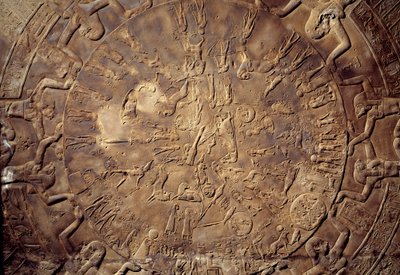 エジプトの古代遺物：星座のレリーフが付いた黄道十二宮の詳細（デンデラのハトホル神殿のオシリスの東礼拝堂の天井より）。紀元前30年。パリ、ルーヴル美術館 作： School Egyptian