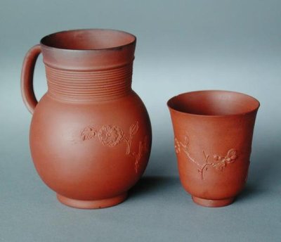 マグカップとビーカー、レッドストーンウェア、スプラッグ装飾、エラース作品（陶磁器） 作： School English