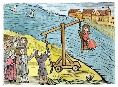 ダッキングスツールの女性、魔女の告発、秘教のチャップブックのコレクションからのイラスト（木版画）（後で着色） 作： School English