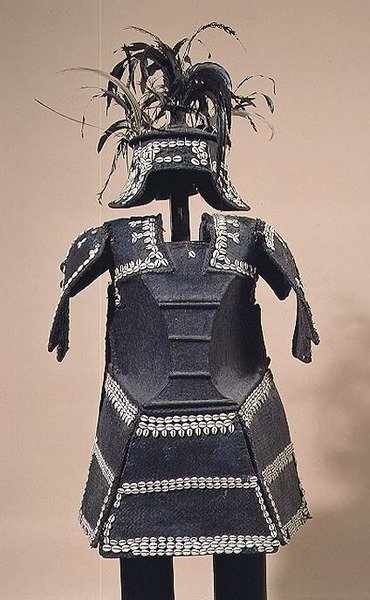 フィリピン・ミンダナオ島のアタアーマー（ラタンに樹脂をコーティングし、カウリーの貝殻を刺繍したもの） 作： School Filipino
