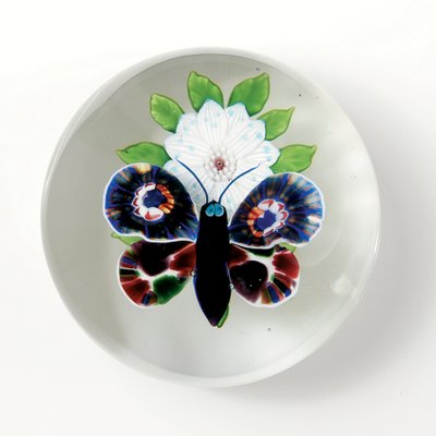 バカラの蝶と花の重さ、濃い紫色の体、淡い青灰色の目と触角（ガラス）を持つ昆虫 作： School French