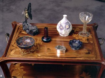 Loetzの玉虫色のガラスの花瓶、Argy Rousseauのパット・ド・ヴェールの弓、Laliqueの型抜きとエッチングの装飾が施されたグラス（写真 作： School French