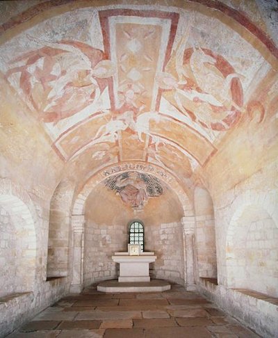 地下聖堂は1030年に建てられた初期の教会のもので、12世紀には天使に囲まれた白馬に乗ったキリストのフレスコ画が描かれていた（写真） 作： School French