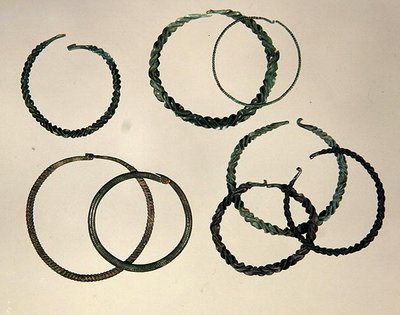 ノルトヘッセンで発見されたハルシュタット時代のジュエリー（金属製） 作： School German
