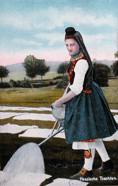ドイツ・ヘッセン州のメイドが洗濯をしている様子を描いたポストカード、1914年頃（カラーリトグラフ） 作： School German