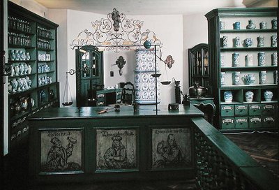 18世紀の家具や12～18世紀の品々が置かれた薬局の再建(写真) 作： School German