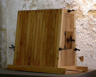 サールカの蜂の巣（木材 作： School Hungarian
