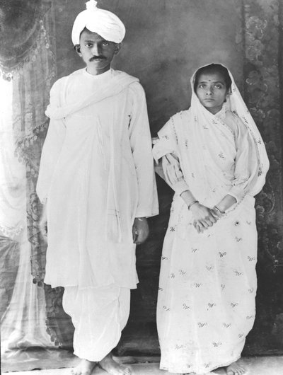 カストマー（1869-1944）とマハトマ・ガンディー（1869-1948）（モノクロ写真） 作： School Indian