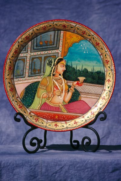 象牙にミニチュア絵画、飲み物を楽しむ女性 作： School Indian