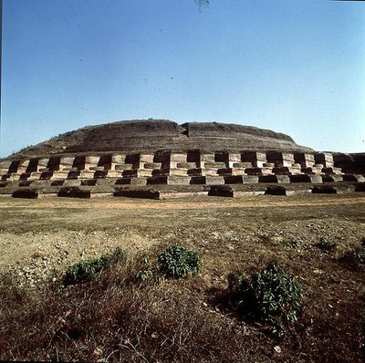 仏陀の遺骨が納められているとされるナンダンガル・ストゥーパの眺め(写真) 作： School Indian