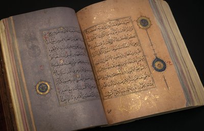 イラン、ティムール朝またはアクチュヌル朝のクルアーン（中国紙に金、墨、彩色顔料 作： School Iranian