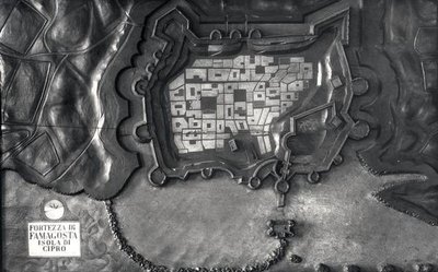 17世紀のキプロス島のファマゴスタ要塞のレリーフ地図（モノクロ写真） 作： School Italian