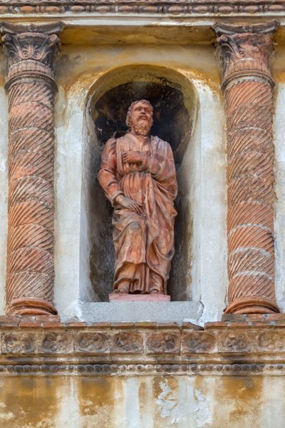 聖人の像」（イタリア、ロンバルディア州、マンチュアのフラッティーニ通り5番地にあるファンセリアン様式の「カサ・ゲリーナ」と呼ばれるヴァレンティ・ゴンザーガ宮殿のニッチに置かれたテラコッタ製の像）。 作： School Italian