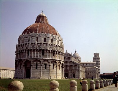 中世の建築物：イタリアの奇跡の広場にあるピサのバプティステール（1153年～1353年に建設）、ドーム（カテドラーレまたはドゥオモ）、塔（1064年に建設開始）の風景。 作： School Italian